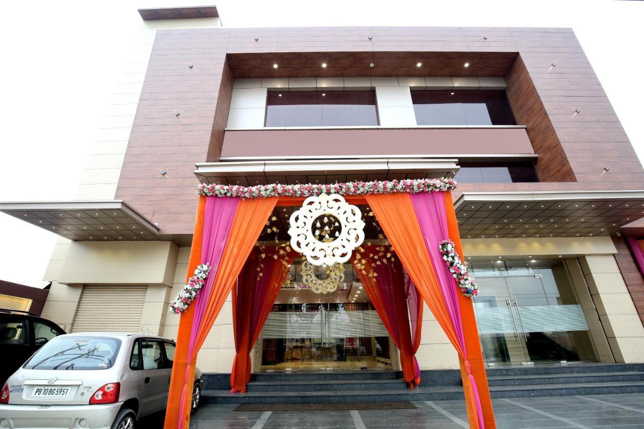 Hotel Grand M Lajjo Ludhiana Bagian luar foto