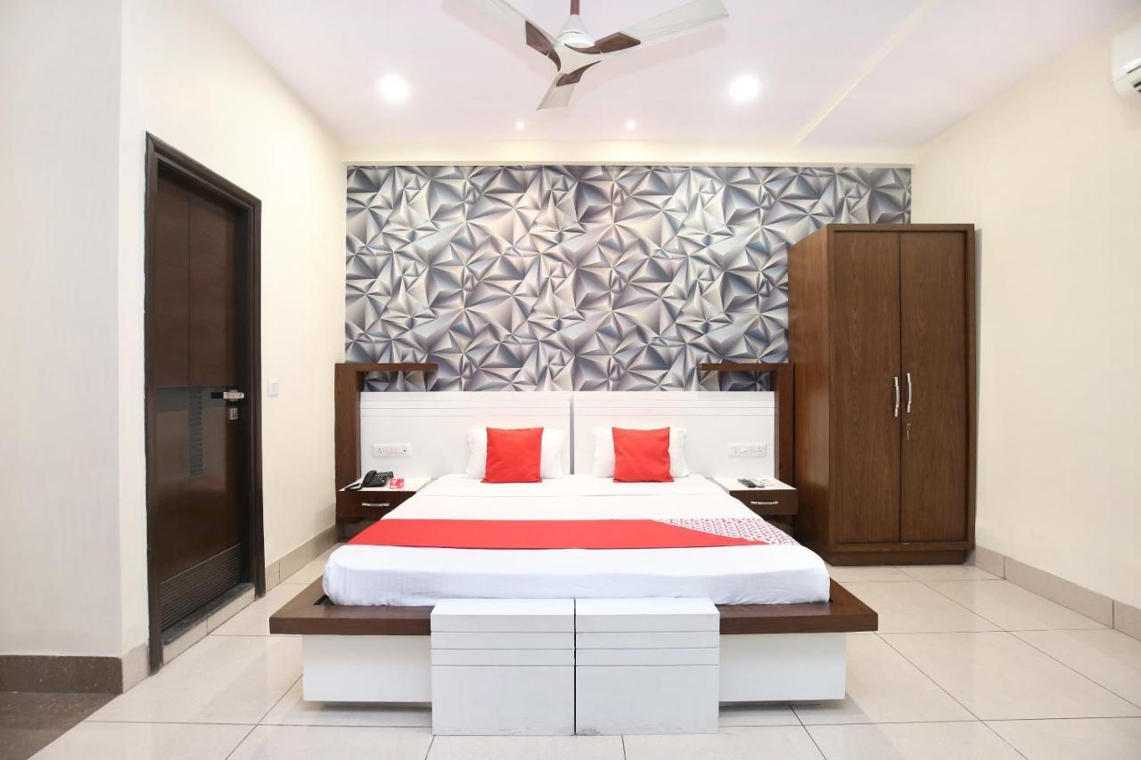 Hotel Grand M Lajjo Ludhiana Bagian luar foto