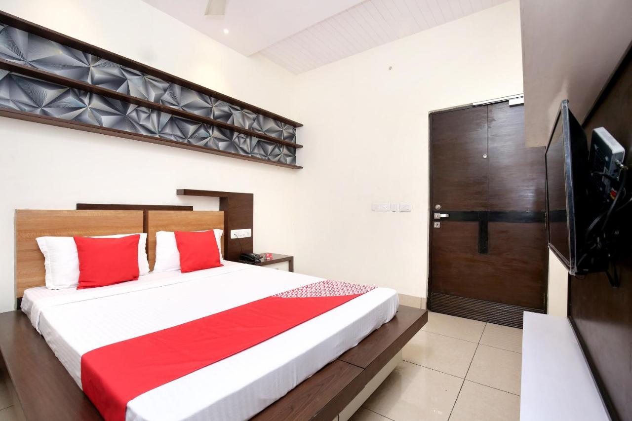 Hotel Grand M Lajjo Ludhiana Bagian luar foto